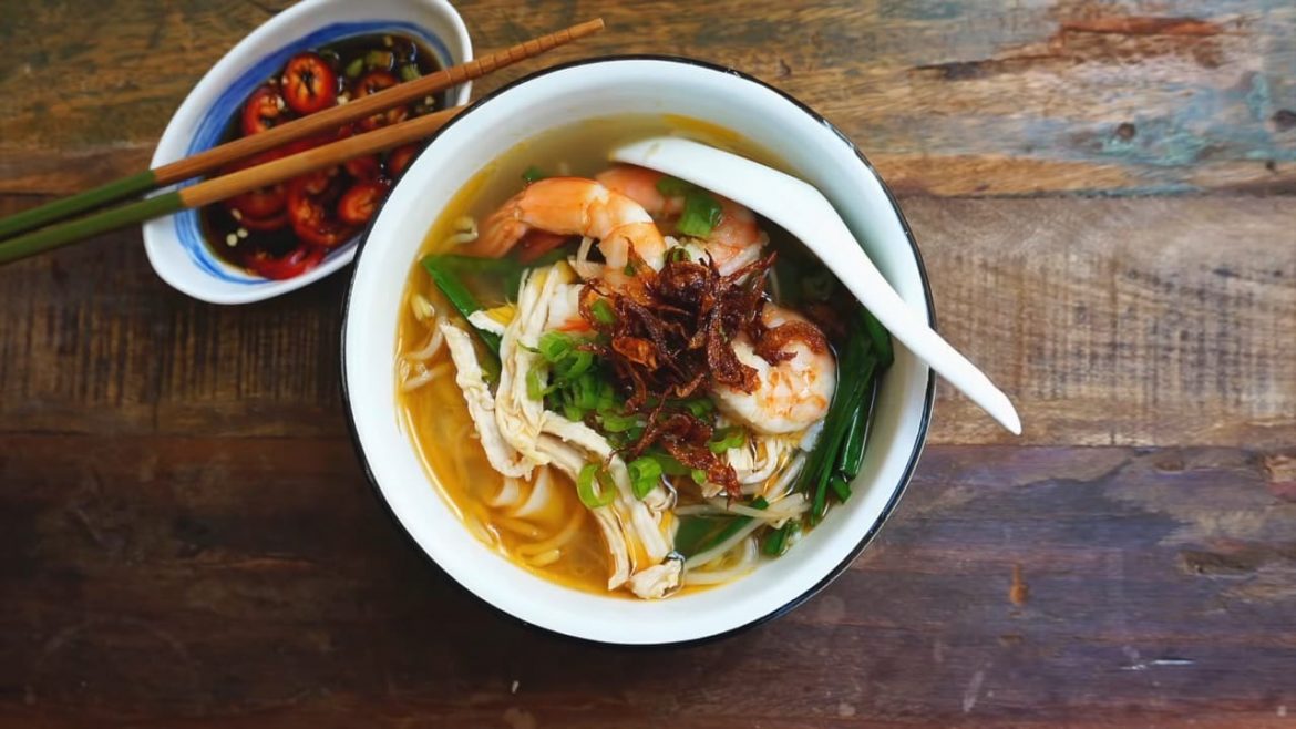 Kai Si Hor Fun (Flat-Rice Noodles Soup With Chicken And Prawn)